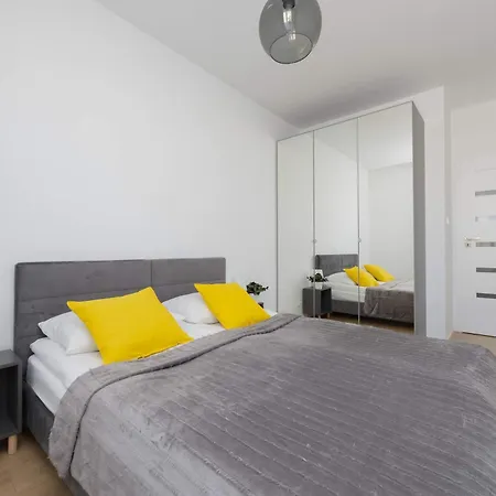 Elegant With Parking And Balcony By Renters