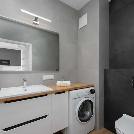 Elegant With Parking And Balcony By Renters