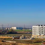 Elegant With Parking And Balcony By Renters *