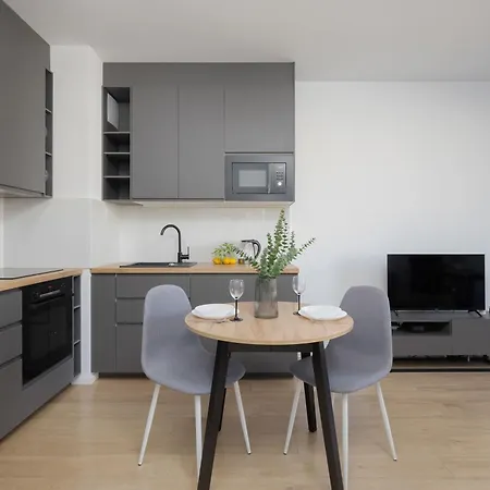 Elegant With Parking And Balcony By Renters *