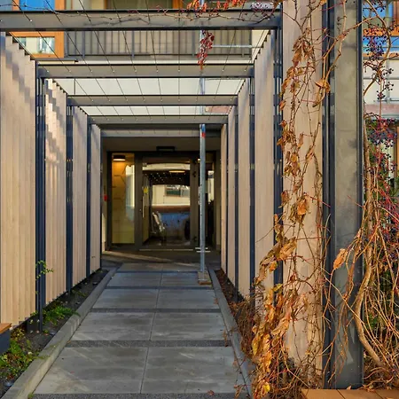 Elegant With Parking And Balcony By Renters *