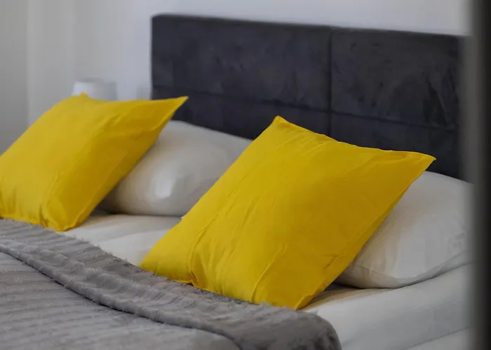 Elegant With Parking And Balcony By Renters Apartmán