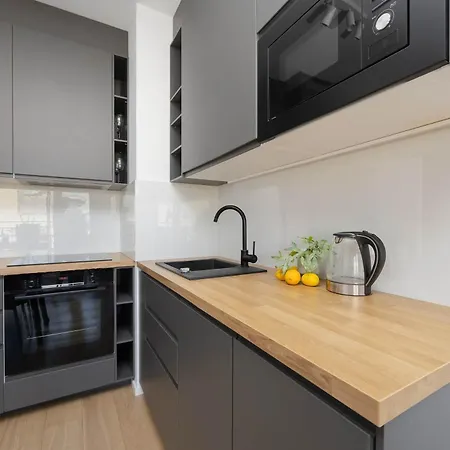 Elegant With Parking And Balcony By Renters ורשה