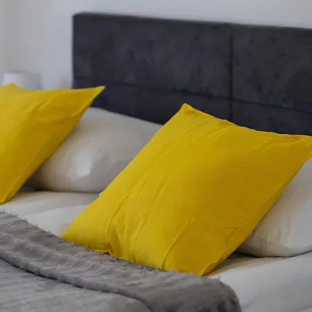 Elegant With Parking And Balcony By Renters דירה