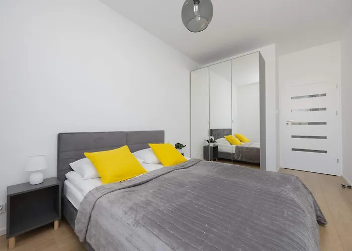 Elegant With Parking And Balcony By Renters