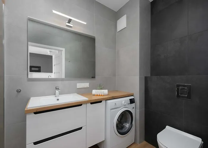 Elegant With Parking And Balcony By Renters