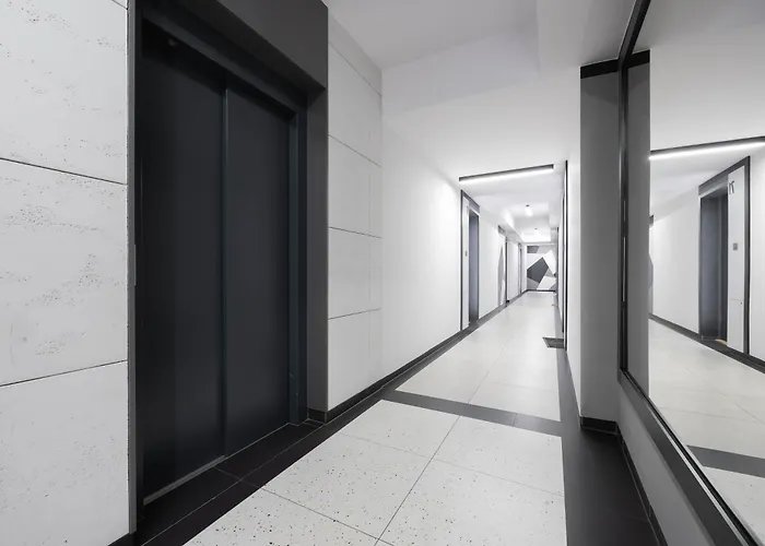 Elegant With Parking And Balcony By Renters Βαρσοβία